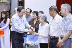 越南国会主席陈青敏向芹苴市贫困户和劳动者赠送慰问品。图自越通社