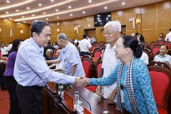 越南国会主席陈青敏会见芹苴市历届领导代表。图自越通社