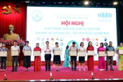 兴安省科技厅副厅长阮春海向11个在知识产权资产发展工作中成绩突出的集体与个人颁发奖状。图自生活政策报