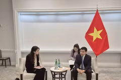 越南财政部长阮文胜与英特尔公司全球政府事务高级副总裁罗宾·科尔韦尔进行交换意见。图自越通社