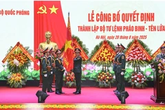 阮新疆大将主持炮兵导弹司令部成立决定公布仪式。图自青年报