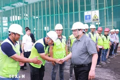 越南政府总理范明政视察位于河内市东英县的国家会展中心建设工地。图自越通社