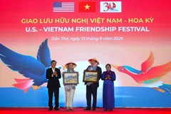 芹苴市领导向美国驻越南大使和美国总领事赠送纪念品。图自越通社