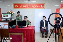 庆和省芽庄市为外国人办理二级电子身份认证。图自越通社
