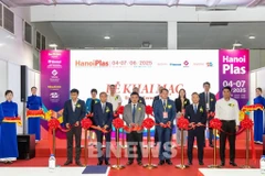 2025年第十三届越南河内塑料橡胶展览会开幕剪彩仪式。图自越通社