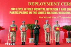 黄春战上将主持召开七号二级野战医院和四号工兵队出征仪式。图自越通社
