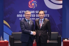 外交部长黎怀忠分别会见了老挝外交部长通沙万·丰威汉。图自越通社