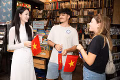 向国际游客赠送越南国旗。图自越通社