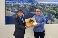 埃米利亚诺·萨帕塔大学校领导向阮文海大使赠送纪念品。图自越通社
