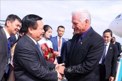 越共中央正主句委员中央理论委员会主席、胡志明国家政治学院院长阮春胜在机场迎接古共中央第一书记、古巴共和国主席米格尔·迪亚斯—卡内尔·贝穆德斯及夫人。图自越通社