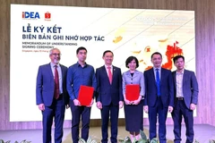 双方代表在签署仪式上合影。图自越通社