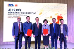 双方代表在签署仪式上合影。图自越通社