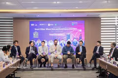 国内外专家在研讨会上发表意见。图自越通社