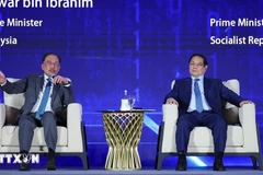 越南总理范明政与马来西亚总理出席人工智能相关讨论会。图自越通社