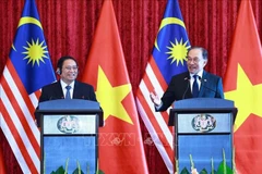 范明政总理与马来西亚总理在吉隆坡会谈后共同会见两国媒体。图自越通社