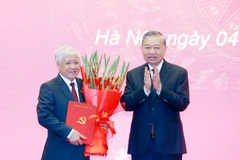 苏林总书记向杜文战同志颁发任命决定。图自越通社