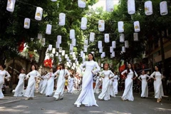 纪念河内解放65周年暨河内获联合国教科文组织授予“和平之城”称号20周年的系列文化活动。图自越通社