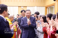 越共中央总书记苏林在河内出席选民见面会。图自越通社