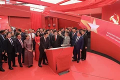 梅文政副总理与老挝和柬埔寨领导参观“独立—自由—幸福80年征程”国家成就展。图自越通社