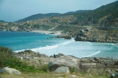 永熙湾被石灰岩山脉所环抱，海水清澈湛蓝，可以看到色彩斑斓的珊瑚礁。图自劳动报