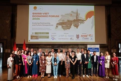 瑞秋·阮·伊森施密德女士（身着粉色奥黛）参加瑞士—越南经济论坛（SVEF）一项活动。图自越通社