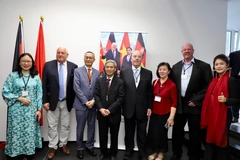 双方代表合影。图自越通社
