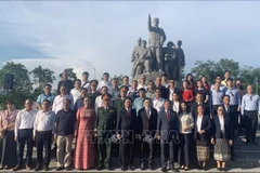 胡志明主席诞辰135周年：愿继承、维护和巩固越老伟大特殊情谊