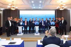 各位代表在半导体联盟成立发布仪式上合影。图自越通社