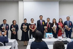 越南驻日本大使范光效与协会新一届委员会成员合影留念。图自越通社