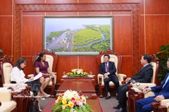 金瓯省人民委员会副主席黎文史会见了到访的荷兰王国驻胡志明市总领事赖莎·马尔托。图自越通社