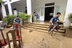 部队官兵帮助学校进行灾后清理。图自越通社