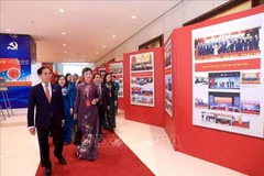 政府副总理裴青山、越通社社长武越庄及各位代表参观图片展。图自越通社