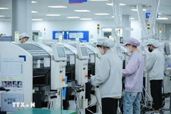 外资企业在越南投资许多先进器械设备。图自越通社