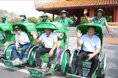 市民体验新的出行服务。图自越通社