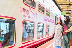 游客体验河内的旅游产品。图自人民报