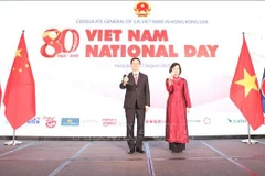 香港特别行政区行政长官李家超与越南驻港澳总领事黎德幸合影。图自越通社