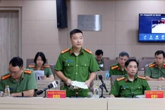 反腐败和经济犯罪调查警察局（C03）副局长武清松中校回答新闻媒体机构记者的提问。图自越通社
