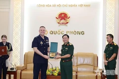 国防部副部长阮新疆大将向澳大利亚皇家空军司令斯蒂芬·查普尔中将赠送纪念品。图自人民报