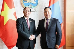 越共中央委员、国会副主席陈光方上将与蒙古国国家大呼拉尔副主席普日布道尔吉。图自越通社