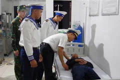 医生们对患者表示亲切问候。图自越通社