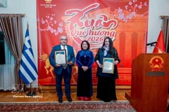 氏秋香大使与希腊友人合影。图自越通社