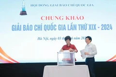越通社社长武越庄和记者胡光利对参赛作品进行了投票评估。图自越通社