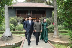 越南国家主席梁强与斯里兰卡总统共同探访胡志明主席故居。图自越通社