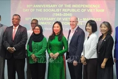 郑氏心大使同各位代表合影。图自越通社