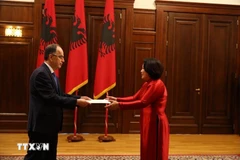 越南驻希腊兼驻阿尔巴尼亚大使范氏秋香向阿尔巴尼亚总统巴伊拉姆·贝加伊递交国书。图自越通社