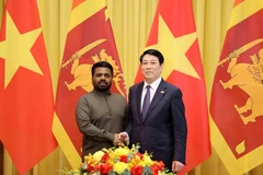 国家主席梁强与斯里兰卡总统迪萨纳亚克亲切握手。图自越通社