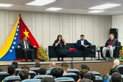 纪念越南南方解放、国家统一50周年集会场景。图自越通社