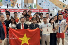 越南驻法国大使郑德海与参会的青年协会成员合影。图自越通社