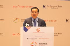 胡志明市人民委员会主席阮文得在开幕式上致词。图自越通社