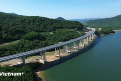 北南高速公路以东地段一个高架桥项目。图自越通社